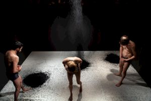 <p>Philippe Saire, Black Out / © Simon Letellier, Centre culturel suisse, 2018</p>