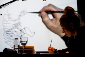 <p>Karoline Schreiber draws while Anders Guggisberg is playing music  / Photo : Simon Letellier</p>