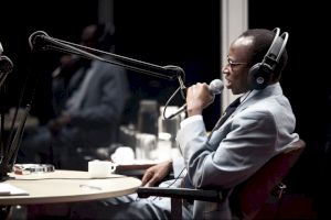 <p>Diogène Ntarindwa joue le présentateur radio Kantano Habimana / Photo : Daniel Seiffert</p>
