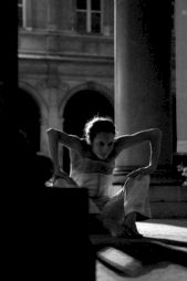 Julia Cima, “Danse hors-cadre” dans les jardins du musée Carnavalet / Photo : Eduardo Serafim pour le CCS