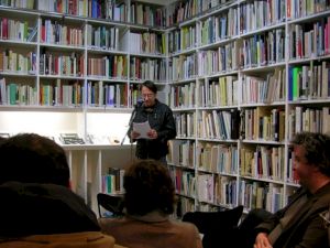 Lecture de Patrick Weidmann au centre culturel suisse. / Photo : D.R.