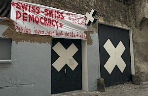 “Swiss Swiss Democracy”, vue de l’impasse des arbalétriers / Photo : Marc Domage
