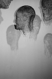 <p>Werner Strub, Masques et sculptures de fils: Du masque de théâtre à l’ombre du personnage, vue d’exposition / Photo : D.R.</p>