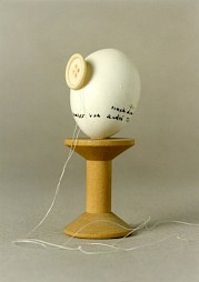<p>André Thomkins, “Knopfei”, objet-sculpture, env. 15 x 4 cm / Photo : Olivier Meylan</p>