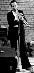 <p>Steve Lacy lors d’un concert à La Courneuve en 1976 / Photo : Lionel Decoster CC BY SA</p>