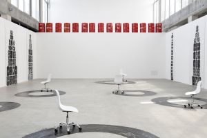 Vues de l’exposition « VRAC MULTIVRAC » de Delphine Reist, 2022, Frac Grand Large — Hauts-de-France © Delphine Reist / Photo : Emmanuel Watteau