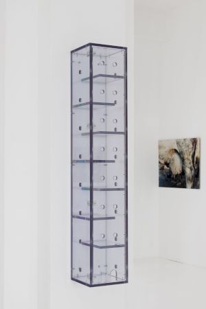 © À gauche : Gina Folly, Magic Box IX, 2024, polycarbonate, vis, 140 x 25 x 25 cm. Vue de l’exposition The Simple Life de Gina Folly, centre d’art contemporain - la synagogue de Delme, 2024. Photo : Gina Folly.