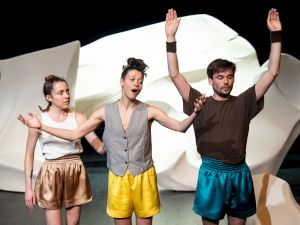 Yasmine Hugonnet , <em>Sacs a murmures</em> © Anne-Laure Lechat – Théâtre de Vidy Lausanne (CH) – Avril 2024