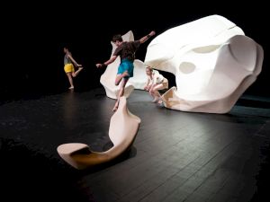 Yasmine Hugonnet , <em>Sacs a murmures</em> © Anne-Laure Lechat – Théâtre de Vidy Lausanne (CH) – Avril 2024