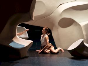 Yasmine Hugonnet , <em>Sacs a murmures</em> © Anne-Laure Lechat – Théâtre de Vidy Lausanne (CH) – Avril 2024