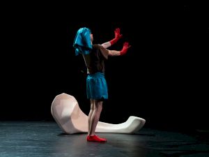 Yasmine Hugonnet , <em>Sacs a murmures</em> © Anne-Laure Lechat – Théâtre de Vidy Lausanne (CH) – Avril 2024