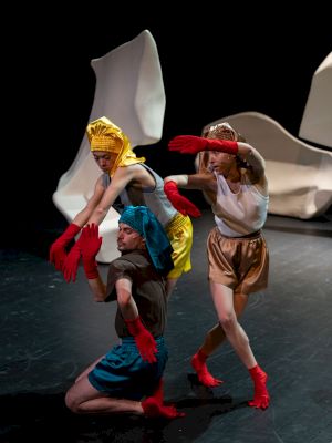 Yasmine Hugonnet , <em>Sacs a murmures</em> © Anne-Laure Lechat – Théâtre de Vidy Lausanne (CH) – Avril 2024