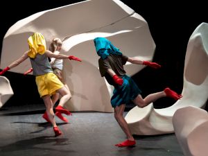Yasmine Hugonnet , <em>Sacs a murmures</em> © Anne-Laure Lechat – Théâtre de Vidy Lausanne (CH) – Avril 2024