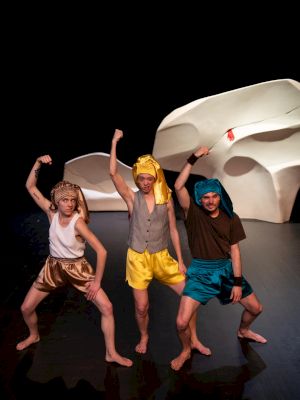 Yasmine Hugonnet , <em>Sacs a murmures</em> © Anne-Laure Lechat – Théâtre de Vidy Lausanne (CH) – Avril 2024