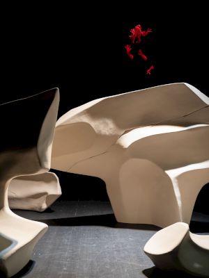 Yasmine Hugonnet , <em>Sacs a murmures</em> © Anne-Laure Lechat – Théâtre de Vidy Lausanne (CH) – Avril 2024