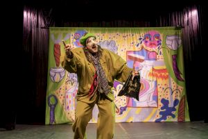 Léa Katharina Meier, <em>Le fabuleux destin de Monsieur Della Merde</em> © Tristan Savoy / Centre culturel suisse. On tour