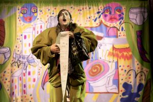 Léa Katharina Meier, <em>Le fabuleux destin de Monsieur Della Merde</em> © Tristan Savoy / Centre culturel suisse. On tour