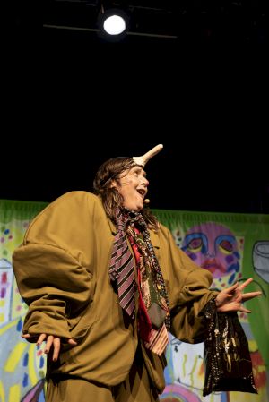 Léa Katharina Meier, <em>Le fabuleux destin de Monsieur Della Merde</em> © Tristan Savoy / Centre culturel suisse. On tour