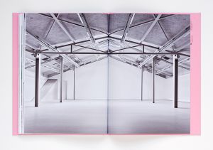 En travaux édité par le Centre culturel suisse. Paris & la Fondation suisse pour la culture Pro Helvetia, 2026