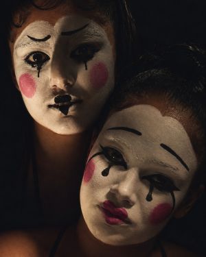 Deux visages maquillés  © 2026 Emi Curty & Mélissa Biondo — Photographies personnelles.